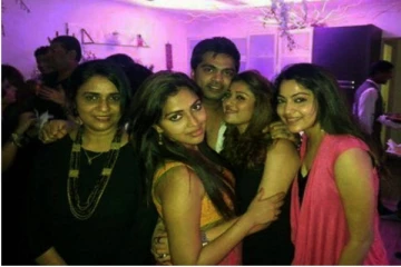 நடிகர் சிம்புவை கட்டிப்பிடித்த  நயன்தாரா - எப்போ தெரியுமா?