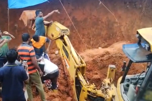 கண் இமைக்கும் நேரத்தில் நிகழ்ந்த பேரதிர்ச்சி ; மதில் சுவர் வீழ்ந்ததில் ஒருவர் உயிரிழப்பு | One Person Killed In Wall Collapse In Badulla கண் இமைக்கும் நேரத்தில் நிகழ்ந்த பேரதிர்ச்சி ; மதில் சுவர் வீழ்ந்ததில் ஒருவர் உயிரிழப்பு | One Person Killed In Wall Collapse In Badulla