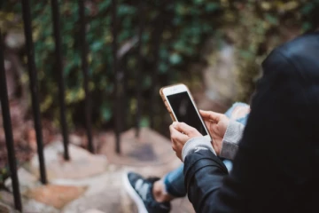 ஸ்மார்ட் செல்போன் மூலம் கண்டுபிடிக்கப்படும் கோவிட் தொற்றாளர்கள்