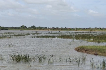 குளத்தில் நீராடச்சென்ற மூன்று பிள்ளைகளின் தந்தையை தேடும் பணிகள் தீவிரம்