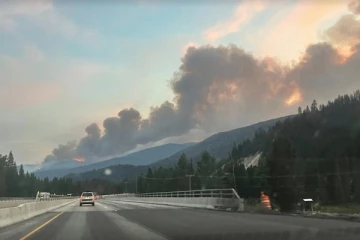 கனடாவில் காட்டுத் தீ காரணமாக மூடப்பட்ட அதிவேக நெடுஞ்சாலை