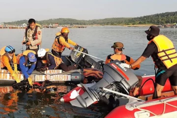இந்தோனேசியாவில் படகு கவிழ்ந்து விபத்து ; 43 பேர் மாயம்!