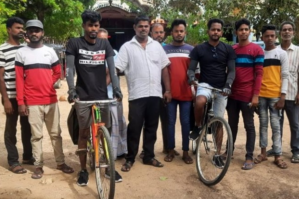 யாழில் இருந்து கதிர்காமம் நோக்கி  இளைஞர்கள் இருவர் சைக்கிள் பயணம்! | Cycle Trip From Yar To Kathirgamam