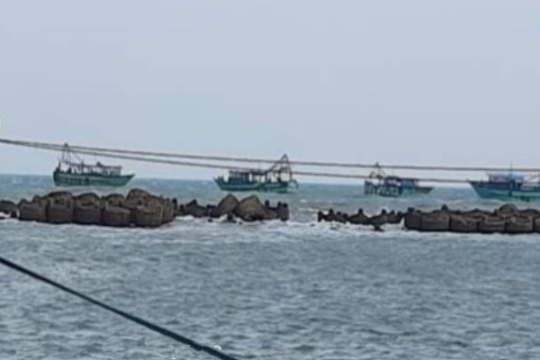ஒரே நேரத்தில் வெளிநாடொன்றிக்குள் நுழைந்த இலங்கைப் படகுகளால் பரபரப்பு! | Sri Lankan Boats Entered India At The Same Time
