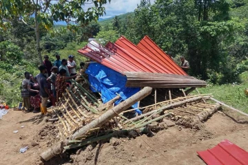 தற்காலிக வீட்டை அகற்றச் சென்றபோது வெடித்த மோதல் ; நால்வர் காயம்