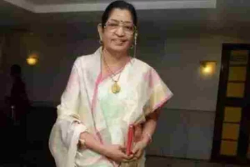 பாடகி சுசீலாவா இது, மொட்டை அடித்து நடக்க முடியாமல் எங்கே வந்துள்ளார் பாருங்க