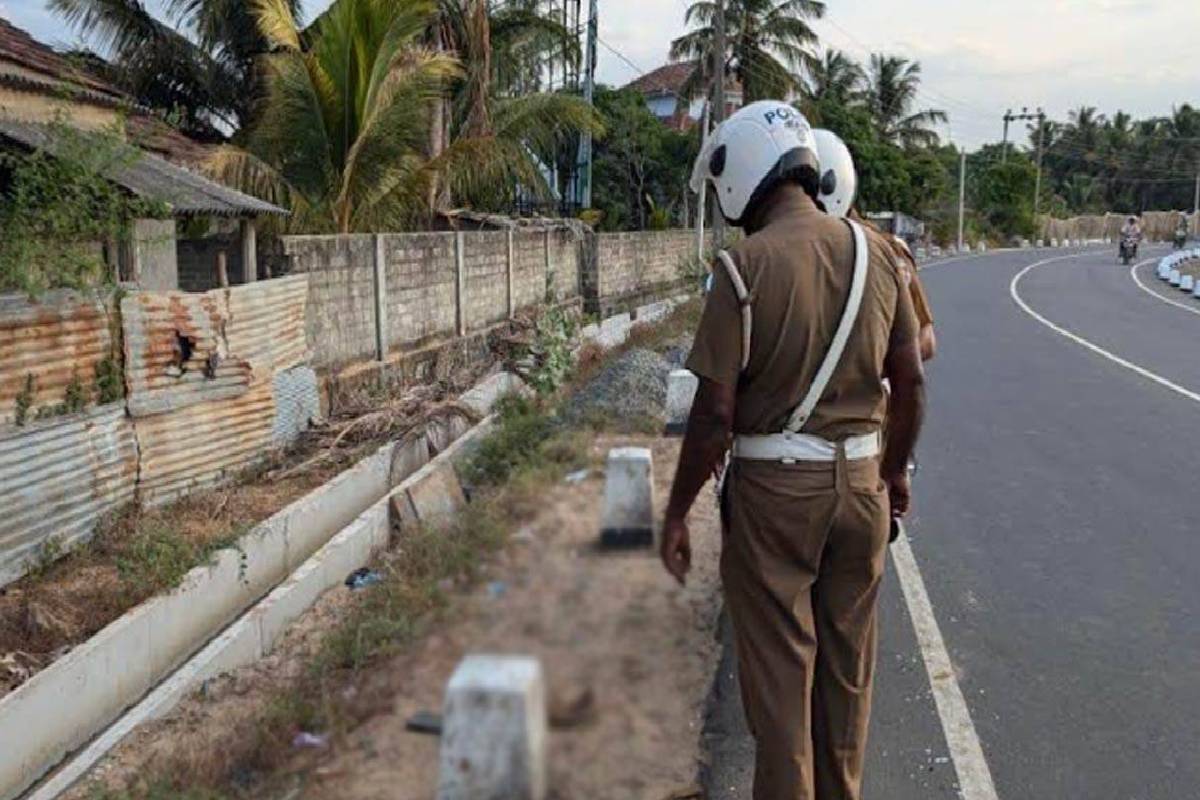 கண்டியில் 20 அடி மண்மேடு சரிந்து தொழிலாளி படுகாயம் | Worker Seriously Injured In Landslide In Kandy