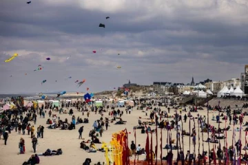 பிரான்ஸ் சர்வதேச பட்டம் விடும் திருவிழாவில் தறிகெட்டு புகுந்த கார்: வானில் தூக்கி வீசப்பட்ட மக்கள்