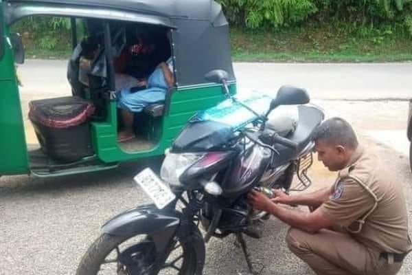 கர்ப்பிணி தாயாருக்கு கடவுள் போல உதவிய பொலிஸ் அதிகாரி! | A Police Officer Who A Pregnant Mother Like God