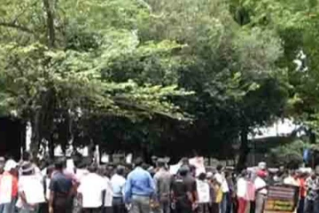 ආචාර්යවරුන් මහමගට බසි