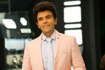 லெஜண்ட் சரவணன் இத்தனை கோடி விலையுயர்ந்த கார்களை வைத்துள்ளாரா?... அடேங்கப்பா