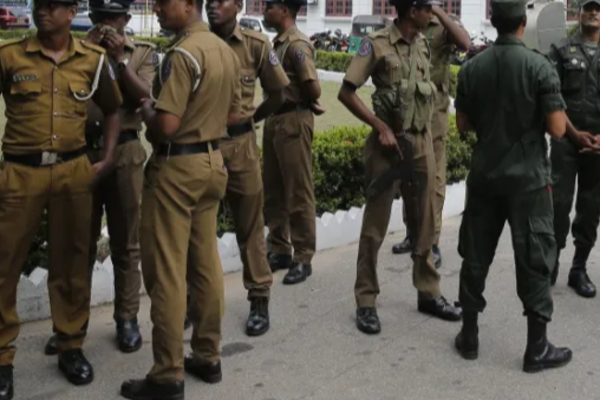 இலஞ்சம் பெற்ற குற்றச்சாட்டில் இரு பொலிஸ் அதிகாரிகள் கைது | Two Police Arrested On Charges Of Accepting Bribes