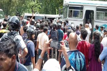 கண்டி - யாழ்ப்பாணம் A9 வீதியில் நேருக்கு நேர் மோதி பேருந்து விபத்து - 8 பேர் வைத்தியசாலையில்..!