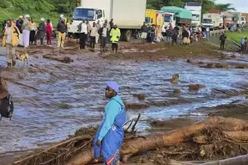 கென்யா ஊருக்குள் புகுந்த வெள்ளத்தில் 40 பேர் பலி