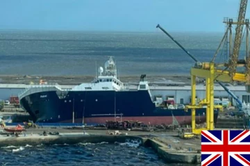 பிரித்தானியாவில் பலத்த காற்றில் சாய்ந்த பிரம்மாண்ட படகு: பரபரப்பை ஏற்படுத்தியுள்ள சம்பவம்...