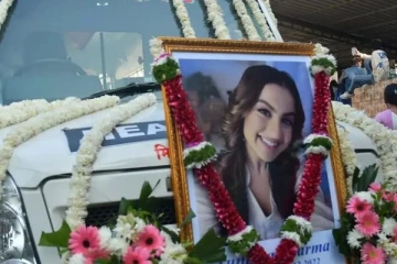 கேரவனில் 20 வயது நடிகை தூக்கிட்டு தற்கொலை! இறுதிச்சடங்கில் மயக்கமான அம்மா