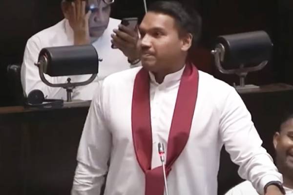 வளமிக்க நாட்டை கட்டியெழுப்ப வந்தவர்கள் சுகபோக வாழ்க்கையில்: ஆளும் தரப்பை கிண்டல் செய்த நாமல் | Government Remain Wealthy Namal