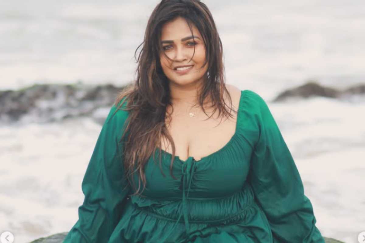 கையில் மல்லிப்பூ, நனைந்தபடி வீடியோ வெளியிட்ட 41 வயது நடிகை அர்ச்சனா... | Archana Mariyappan Recent Insta Reels Video Post