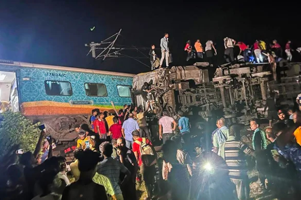 இந்தியாவை உலுக்கிய கோர விபத்து - தீவிரமடையும் சீரமைக்கும் பணிகள் | India Train Accident Repair Works
