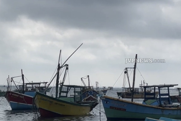 யாழ்ப்பாணத்தில் கடல் கொந்தளிப்பு ; உடைந்து விழுந்த கட்டுமானங்கள் | Cyclone Rough Seas In Jaffna Surging Waves