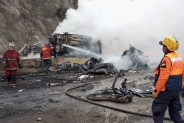 வெனிசுலா நெஞ்சாலையில் கட்டுப்பாட்டை இழந்த லாரி: குறைந்தப்பட்சம் 16 பேர் பலி