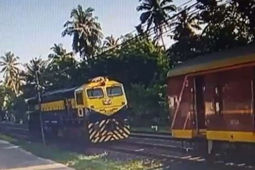 தொடருந்தில் இருந்து தனியே பிரிந்து சென்ற இயந்திரம்!