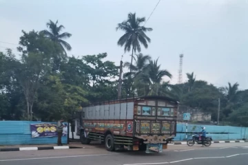 அனுமதிப்பத்திரத்தை மீறி மாடுகளை ஏற்றிச் சென்ற கனரக வாகன சாரதி கைது(Photo)