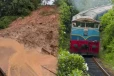 மண் மேடு சரிந்து விழுந்ததால் மலையக தொடருந்து சேவைகள் பாதிப்பு