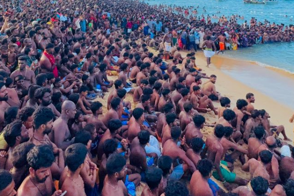 பல்லாயிரக்கணக்கான பக்தர்கள் சூழ தீர்த்தமாடிய யாழ். வல்லிபுர ஆழ்வார் | Large Crowds Attend Vallipuram Theertham Festival