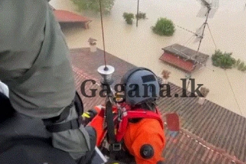 ගංවතුර නිසා වහලයක් මත සිටි පුද්ගලයින් දෙදෙනෙක් බේරා ගන්නා හැටි(VIDEO)