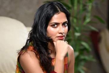 மதுபாட்டிலுடன் இரவு பார்ட்டியில் ஆட்டம் போட்ட நடிகை அமலா பால் !
