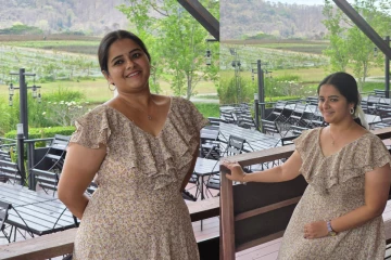 எதிர்நீச்சல் தொடர்கிறது சீரியல் நடிகை ஹரிப்ரியா வெளிநாட்டில் இருக்கும் ஸ்டில்கள்