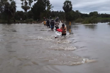 மட்டக்களப்பில் வீதிகளை  ஊடறுத்து வெள்ள நீர் பாய்கின்றது : மக்களின் இயல்பு வாழ்க்கை பாதிப்பு
