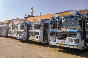 இரு தனியார் பேருந்துகள் நேருக்கு நேர் மோதி விபத்து