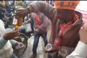 என்ன மாமி இதெல்லாம்? பொதுகூட்டத்தில் மதுவை இறக்கிய பாஜகவினர்! வைரலாகும் வீடியோ..