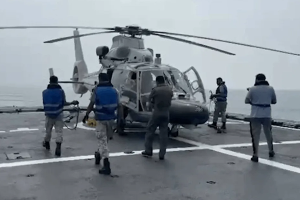 வெள்ளத்தில் சிக்கியவர்களை மீட்ட பாகிஸ்தான் கடற்படை | Pakistan Navy Heli Rescue Sri Lankan People