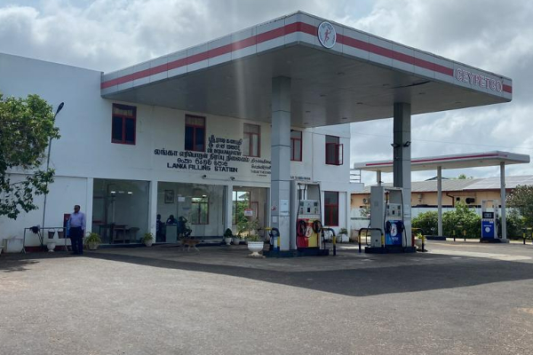எரிபொருள் நிலையத்தில் பதுக்கல்..! மக்கள் முறைப்பாடு (photos) | Hoarding At The Gas Station People Complain