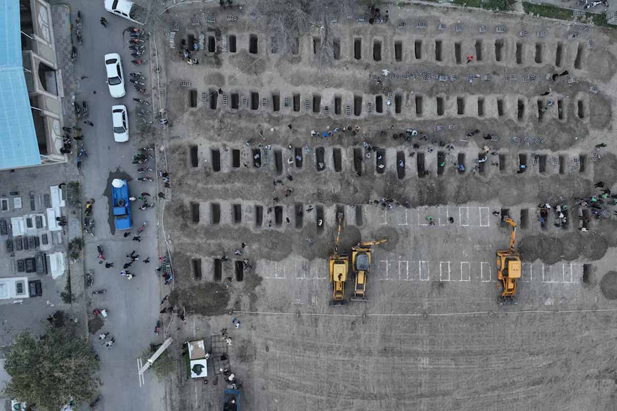 சிதைந்த நிலையில் பிஞ்சு குழந்தைகளின் சடலம்: ஒட்டுமொத்த உலகை உலுக்கிய ஒற்றை புகைப்படம் | Iran Shares Photo Of Pits Dug To Bury 165 Children சிதைந்த நிலையில் பிஞ்சு குழந்தைகளின் சடலம்: ஒட்டுமொத்த உலகை உலுக்கிய ஒற்றை புகைப்படம் | Iran Shares Photo Of Pits Dug To Bury 165 Children