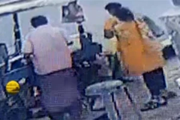 சூப் கடைக்காரர் செய்த மோசமான காரியம்! சாப்பிட்டு கீழே போட்ட எலும்புகளை என்ன செய்றார்னு பாருங்க