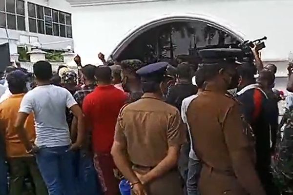 கொந்தளிக்கும் தென்னிலங்கை- அலரி மாளிகைக்குள் நுழைந்த நூற்றுக்கணக்கானோர்! - ஐபிசி தமிழ்