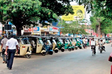 யாழில் ஓட்டோ சாரதிகளை மயக்கியவர்கள் சிக்கினர்!