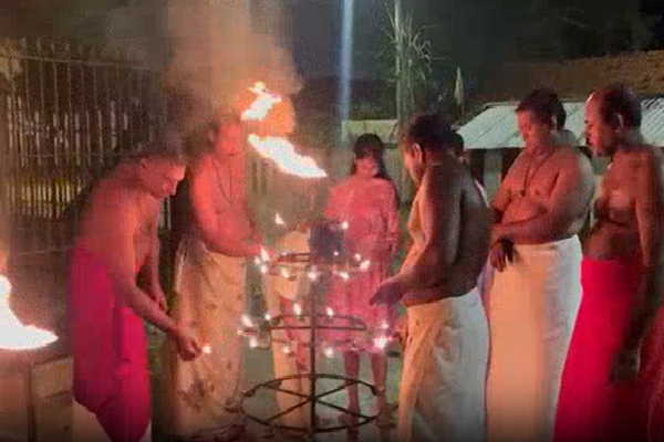 நல்லூரில் தீபங்கள் ஏற்றி கோலகலமாக வரவேற்க்கப்பட்ட புத்தாண்டு | Joyful New Year Welcomed With Lamps In Nallur நல்லூரில் தீபங்கள் ஏற்றி கோலகலமாக வரவேற்க்கப்பட்ட புத்தாண்டு | Joyful New Year Welcomed With Lamps In Nallur