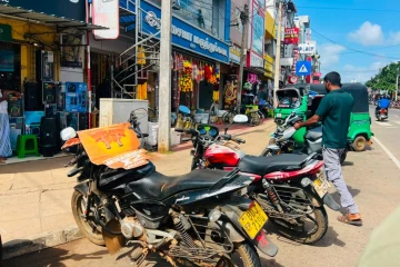 மாநகரசபை மேயரின் பதவி நீக்கத்தை கண்டித்து வவுனியாவில் 50 வீதமான வர்த்தக நிலையங்கள் பூட்டு