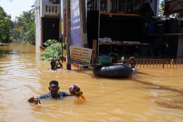 900 கடந்த இறப்பு எண்ணிக்கை... இலங்கை உட்பட பெருவெள்ளத்தில் தத்தளிக்கும் மூன்று நாடுகள் | Floods Death Toll Passes 900