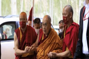 இலங்கைக்கு வருமாறு திபெத் ஆன்மீக தலைவர் தலாய் லாமாவுக்கு பௌத்த பிக்குகள் கோரிக்கை