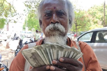 பொருளாதார நிதி நெருக்கடியில் சிக்கியுள்ள  இலங்கைக்கு  நிதி வழங்கிய தமிழக  யாசகர்!