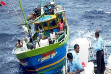 தொடரும் இங்கை கடற்படையின் அட்டூழியம் : தமிழக மீனவர்கள் 16 பேர் கைது