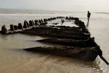 வியட்நாமில் புயலால் வெளிப்பட்ட புதையல்; பல நூற்றாண்டு பழமையான கப்பல் சிதைவுகள்