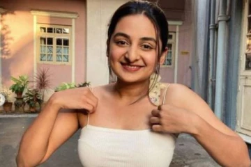 குளிக்கும் டப்பில் எடுத்த புகைப்படத்தை அப்படியே ஷேர் செய்த நடிகை எஸ்தர்- வைரல் போட்டோ