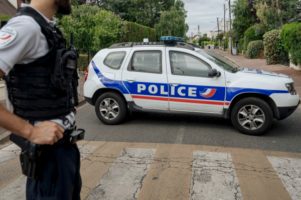 பிரான்ஸில் பாடசாலை அருகே கோடரியுடன் சென்றவர் சுட்டுக்கொலை | Man Shot Dead Near School In France With Axe